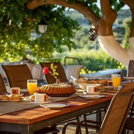 Staras - With Private Heated Pool & Jacuzzi