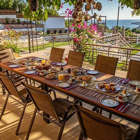 Staras - With Private Heated Pool & Jacuzzi